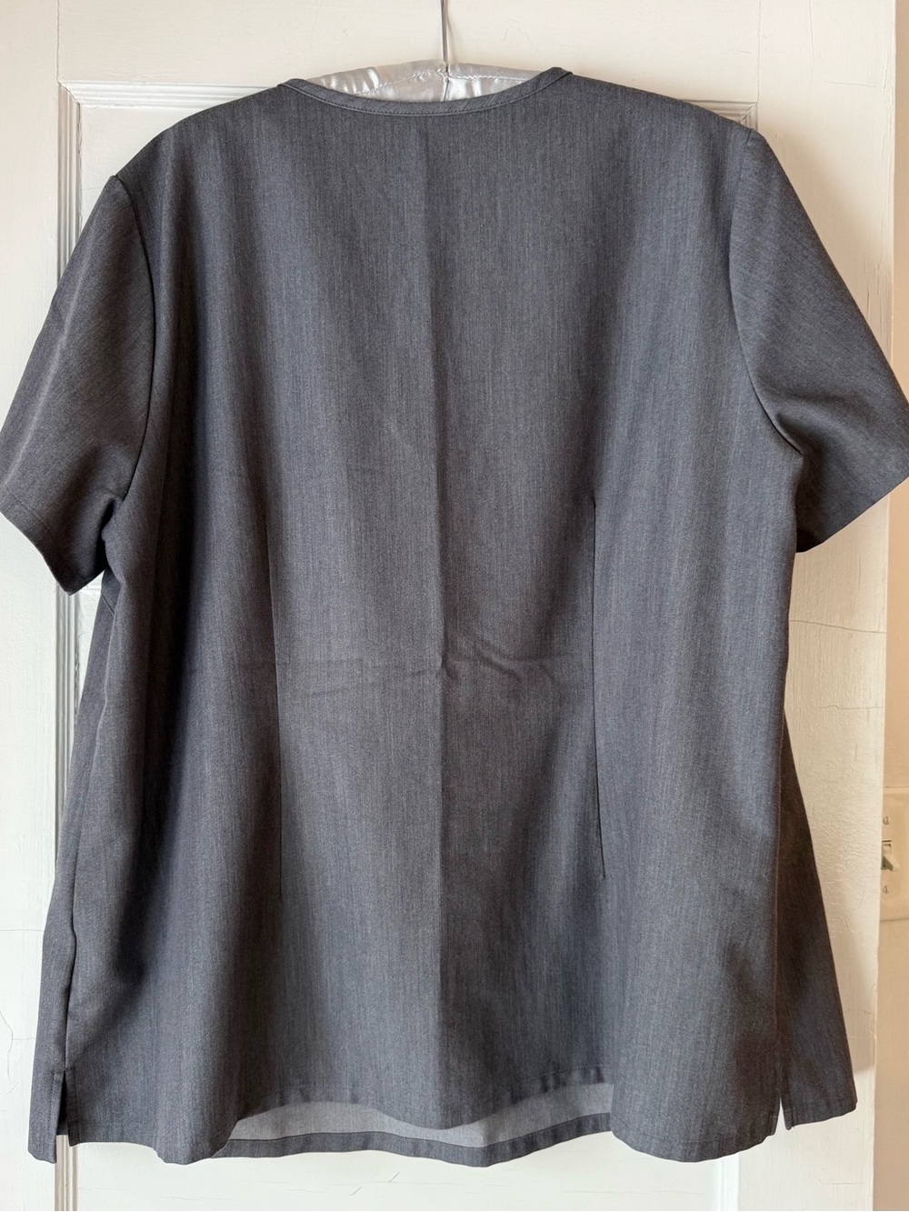 Figs Women's Catarina Technical One Pocket Scrub Top in Graphite 3XL Plus Size - Picture 2 of 4